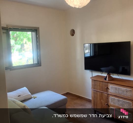 קירות מרוהטים וצבועים בסלון ביתי